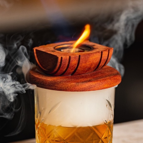 Un cocktail affumicato, il coperchio che si solleva