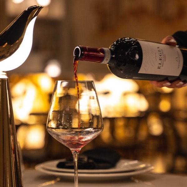 Vino versato a un tavolo apparecchiato