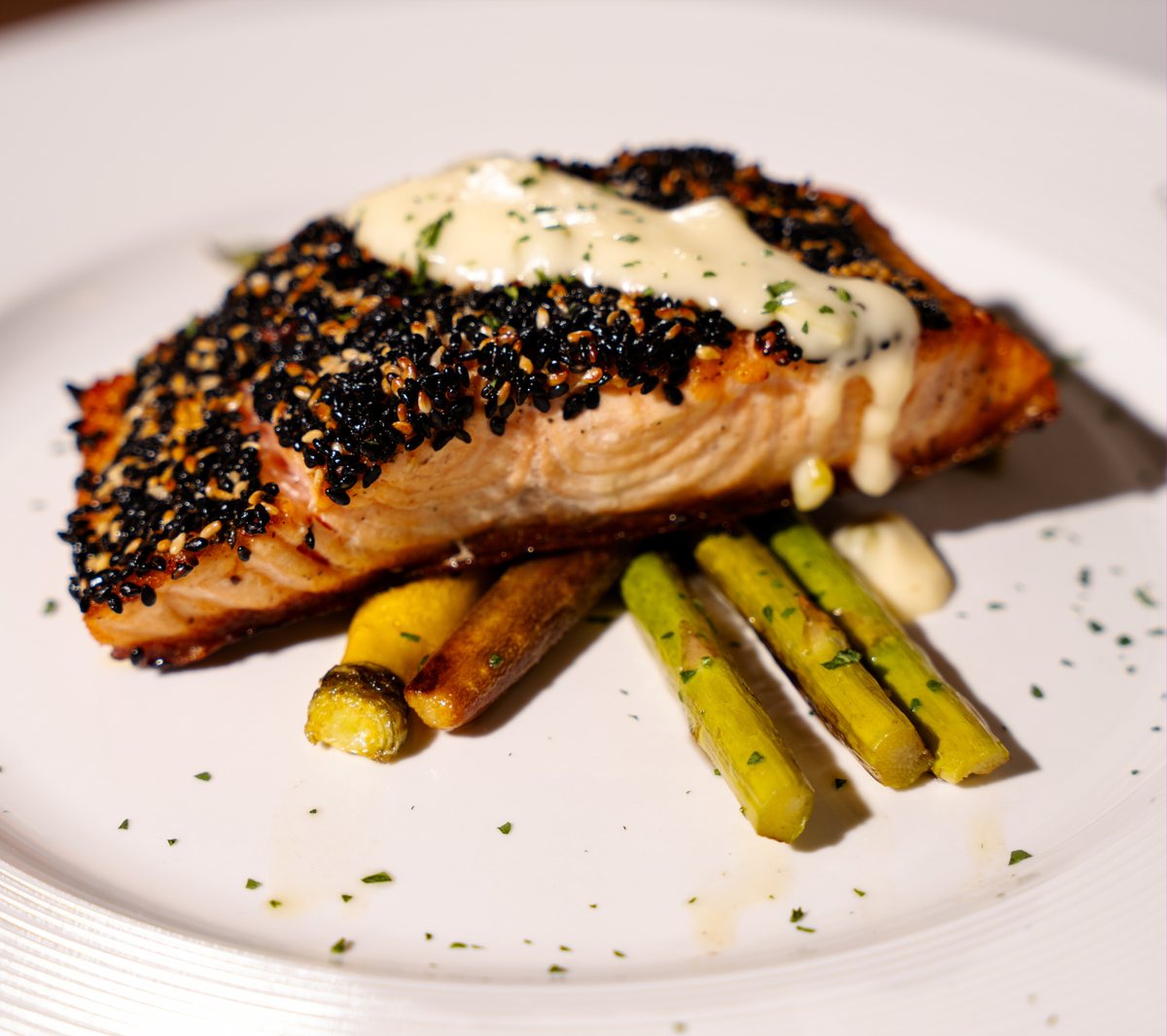 Salmone in crosta di sesamo con salsa bianca e asparagi arrosto
