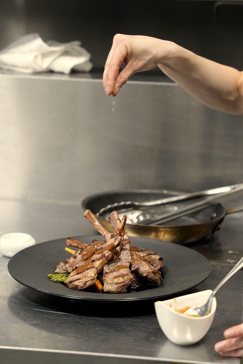 Costolette d'agnello condite al pass, appena tolte dalla padella