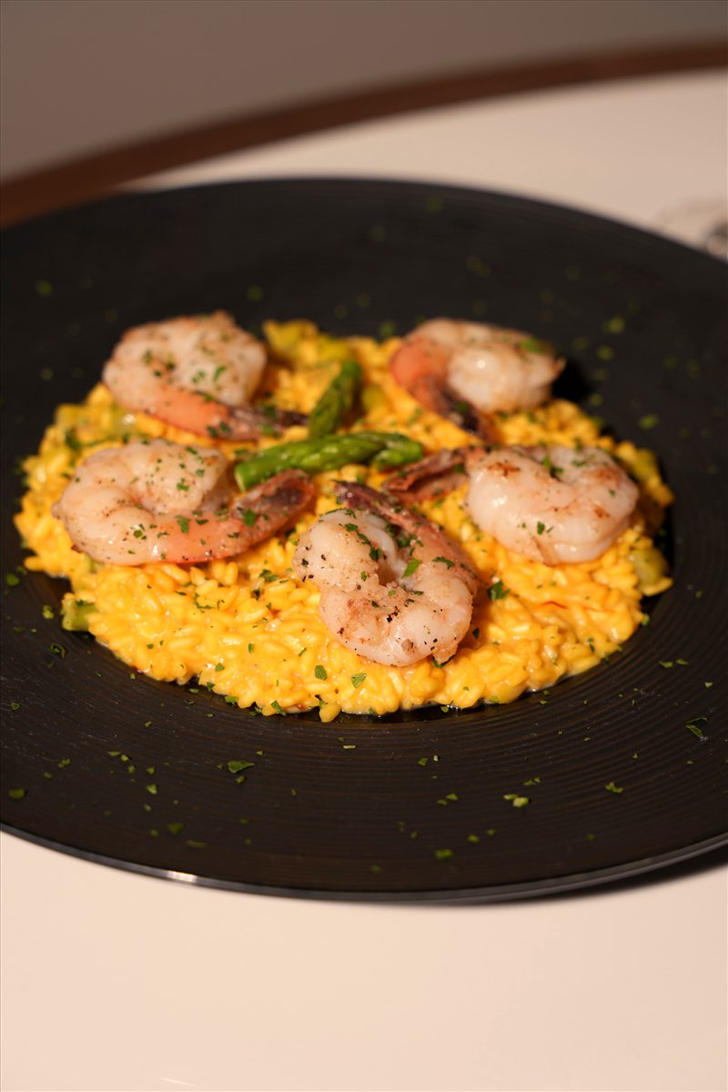 Risotto allo zafferano con asparagi e gamberi scottati