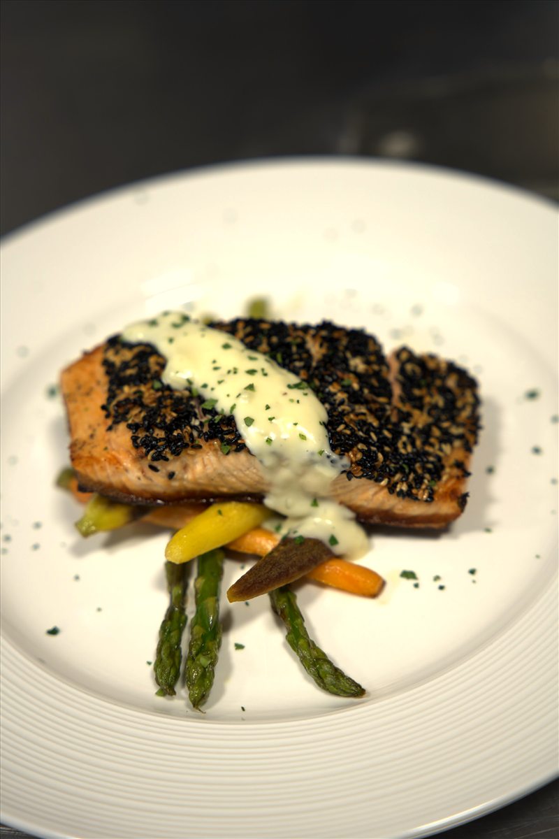Salmone in crosta di sesamo con asparagi