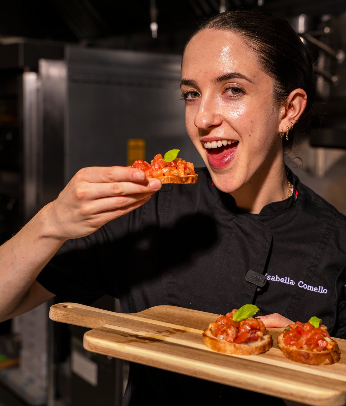 La chef Isabella Comello con un tagliere di bruschette