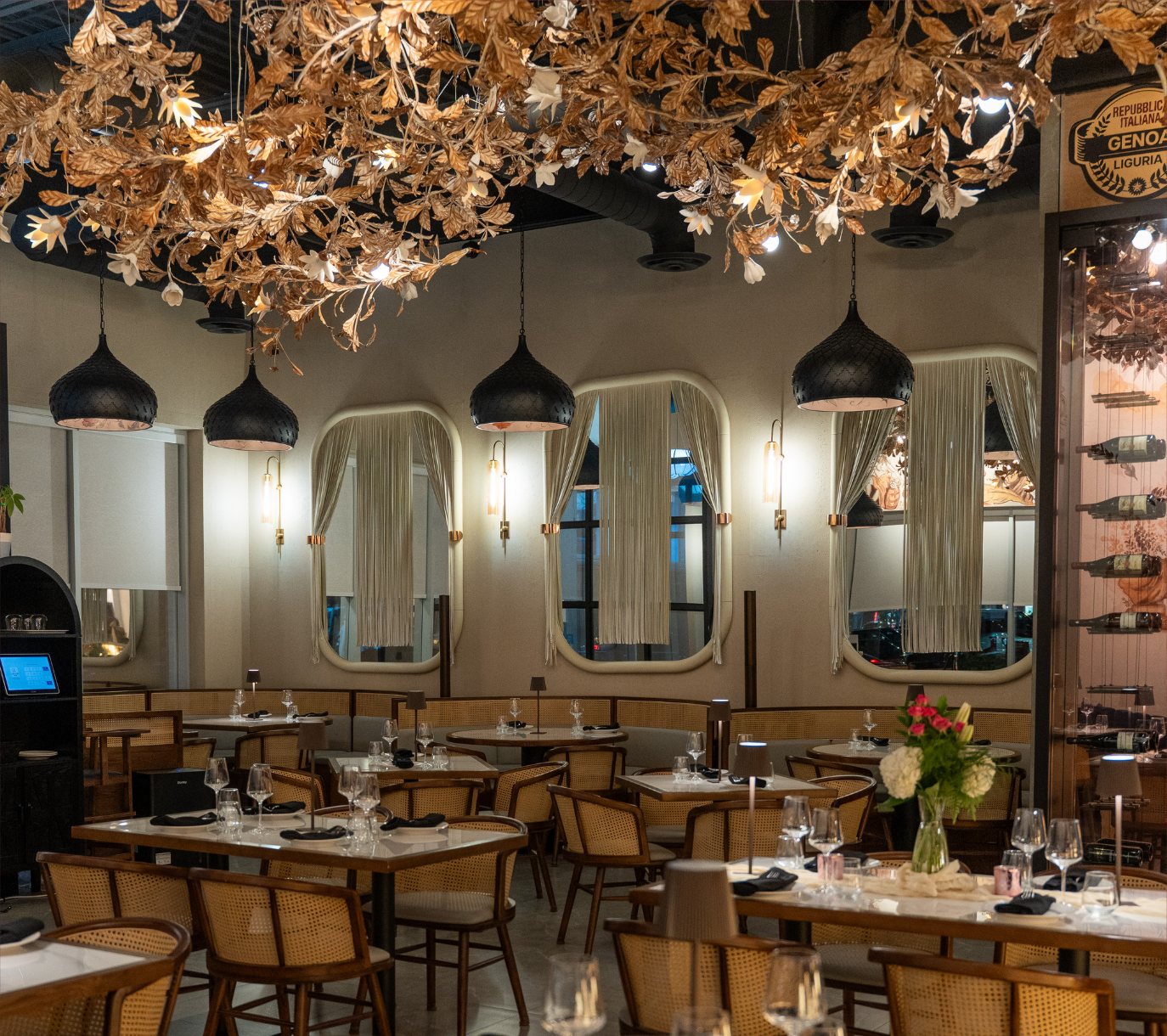 La sala di Amami Italia sotto il suo baldacchino di foglie dorate